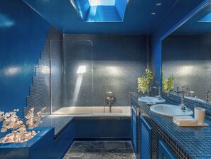 Deep soaking tub, free toiletries, hair dryer, bathrobes - Ftelari Villa (Santorini)