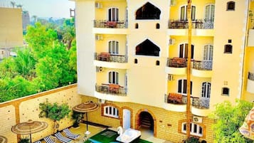 Piscina externa, guarda-sóis, espreguiçadeiras