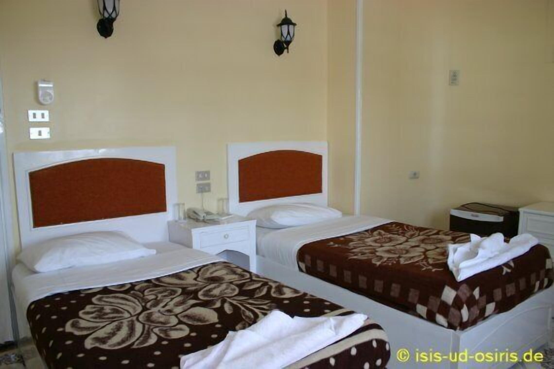 In-room safe, bed sheets