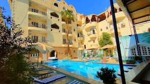 Hồ bơi ngoài trời, dù/ô trên bãi biển/hồ bơi, ghế dài tắm nắng