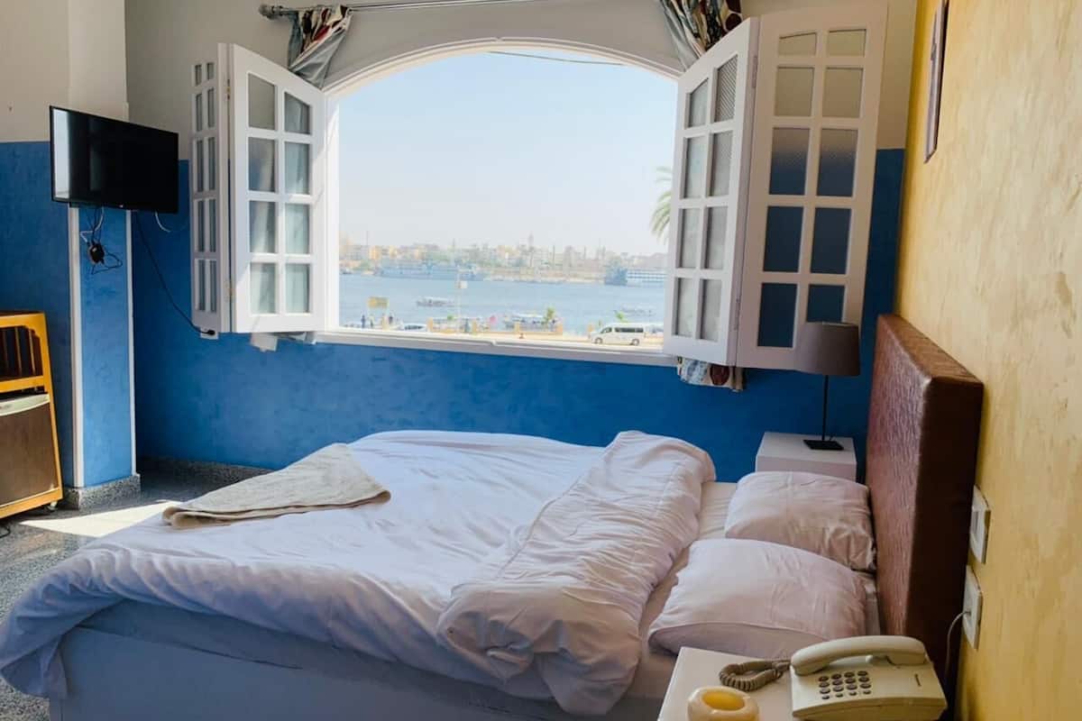 in-room safe, bed sheets