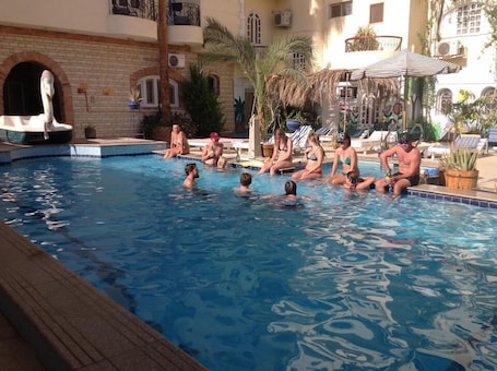 室外游泳池,池畔遮阳伞,日光浴躺椅