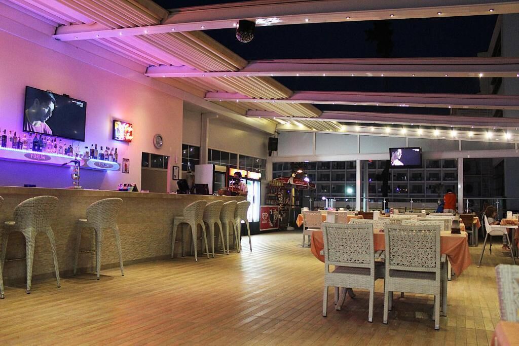 breakfast, lunch, dinner served; international cuisine