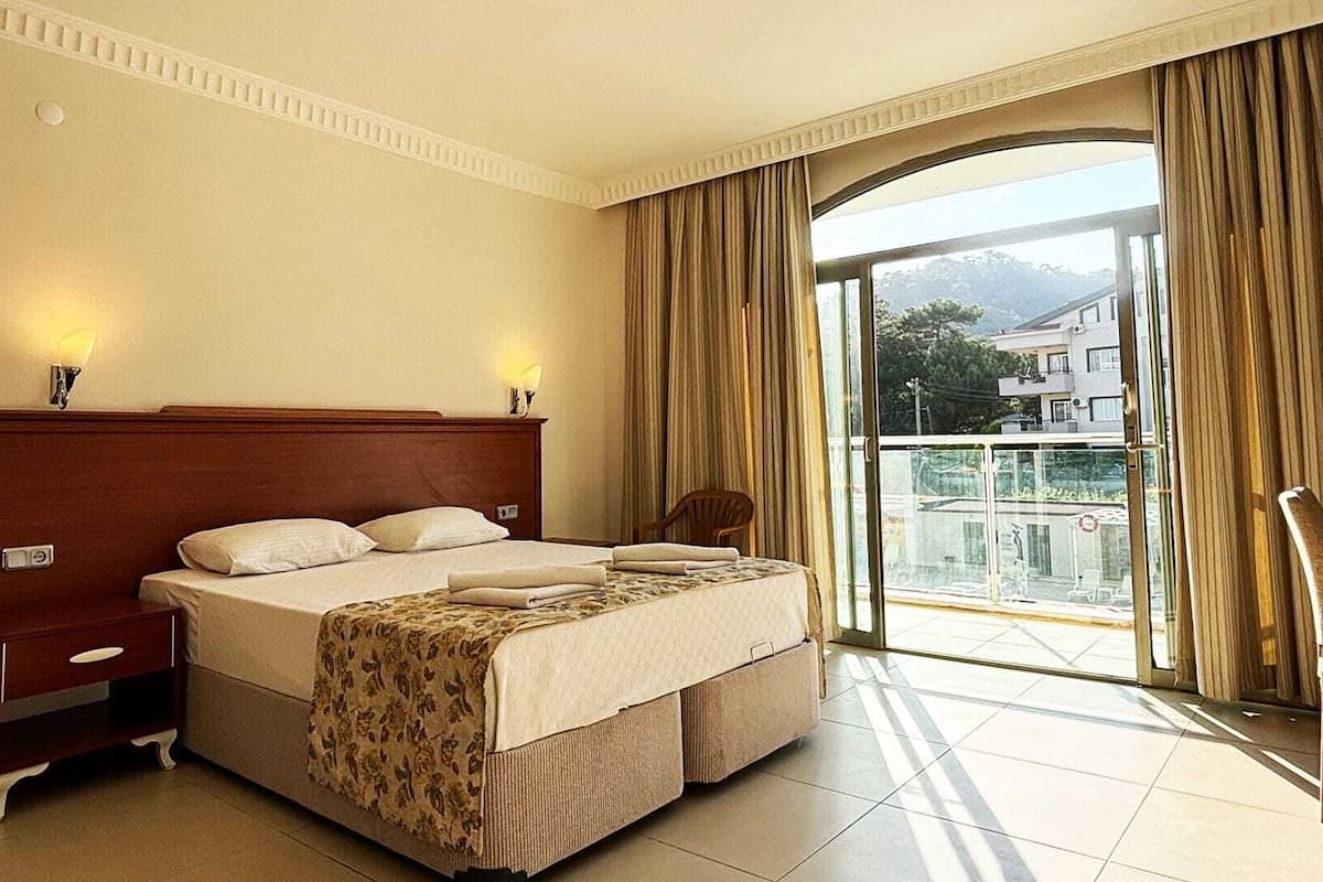 Kamar Double atau Twin Klasik | 1 kamar tidur, seprai premium, brankas, dan kedap suara