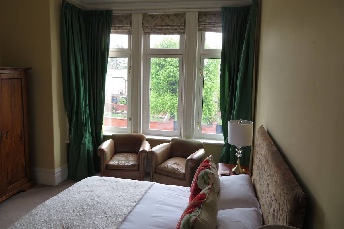 1 Schlafzimmer, hochwertige Bettwaren, Schreibtisch