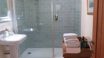 Studio Suite (Pet Friendly) | Bathroom shower