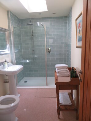 Suite Studio (Pet Friendly) | Douche de la salle de bain