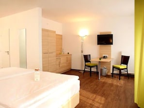 Hypo-allergenic bedding, desk, soundproofing, free cots/infant beds - ante porta Das Stadthotel (Trier)