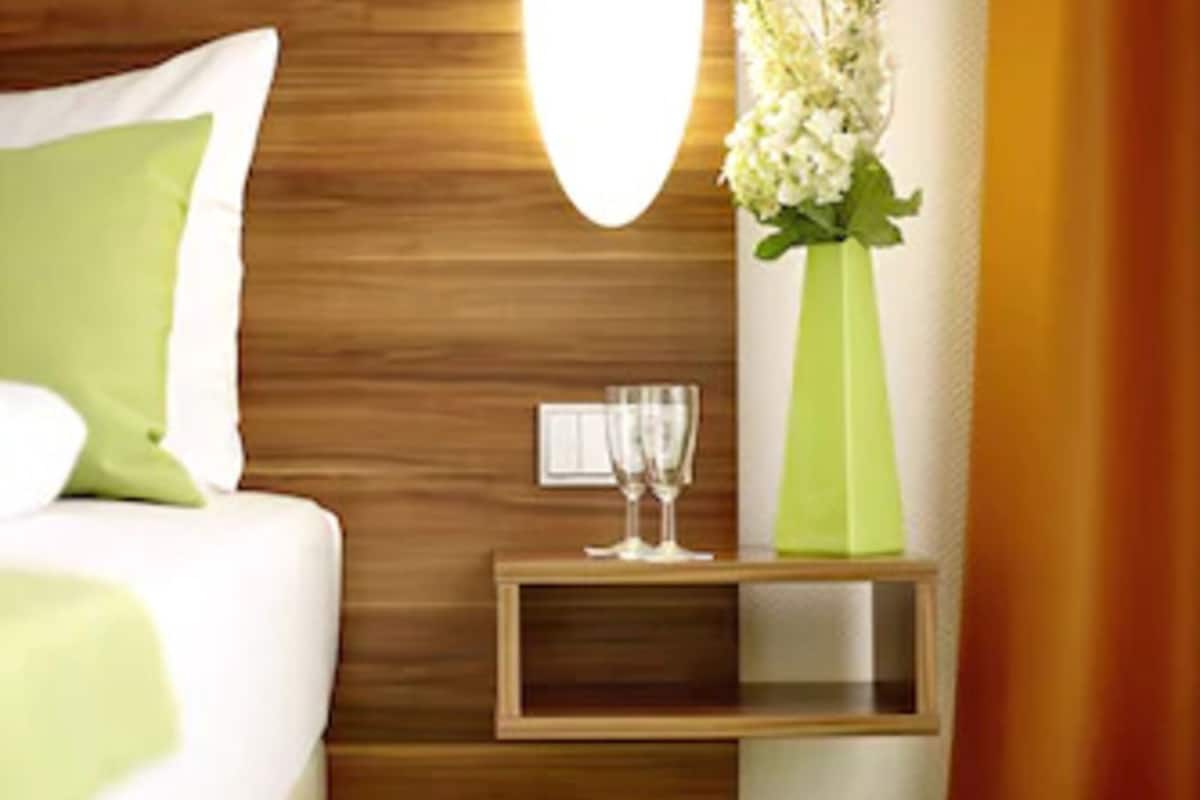 hypo-allergenic bedding, desk, soundproofing, free cots/infant beds