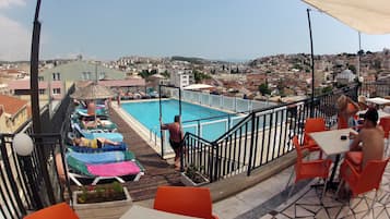 Piscine extérieure, parasols de plage, chaises longues