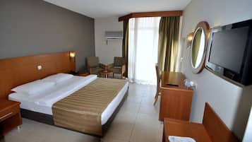 Habitació amb dos llits individuals estàndard | Minibar, caixa forta a l'habitació, escriptori i wifi gratuïta