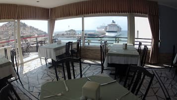 Σερβίρεται πρωινό, μεσημεριανό και βραδινό, με διεθνής κουζίνα