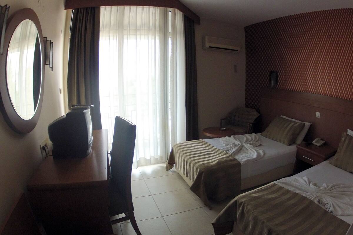 Standard Room | Minibar, in-room safe, desk, WiFi (free)