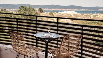 Standard-Doppelzimmer, 2 Einzelbetten, eingeschränkter Meerblick | Terrasse/Patio