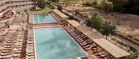 Inomhuspool, en säsongsöppen utomhuspool, parasoller och solstolar