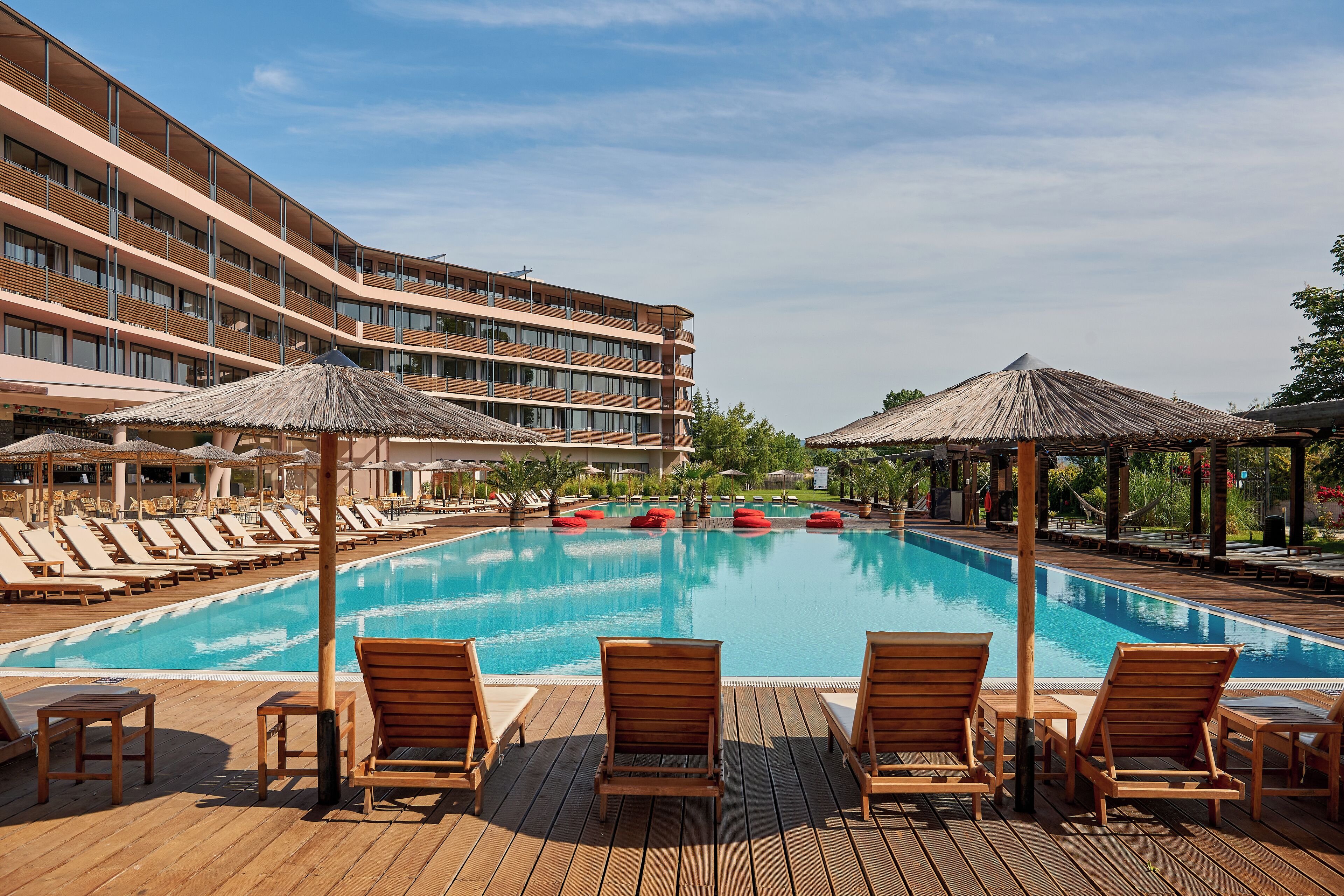 Innenpool, Außenpool (je nach Saison geöffnet), Sonnenschirme