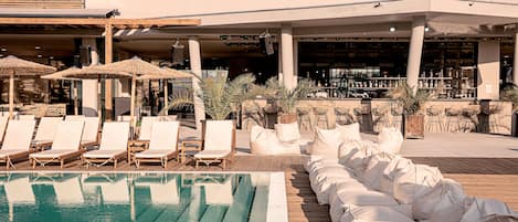 Kolam renang tertutup, kolam renang terbuka bermusim, payung kolam