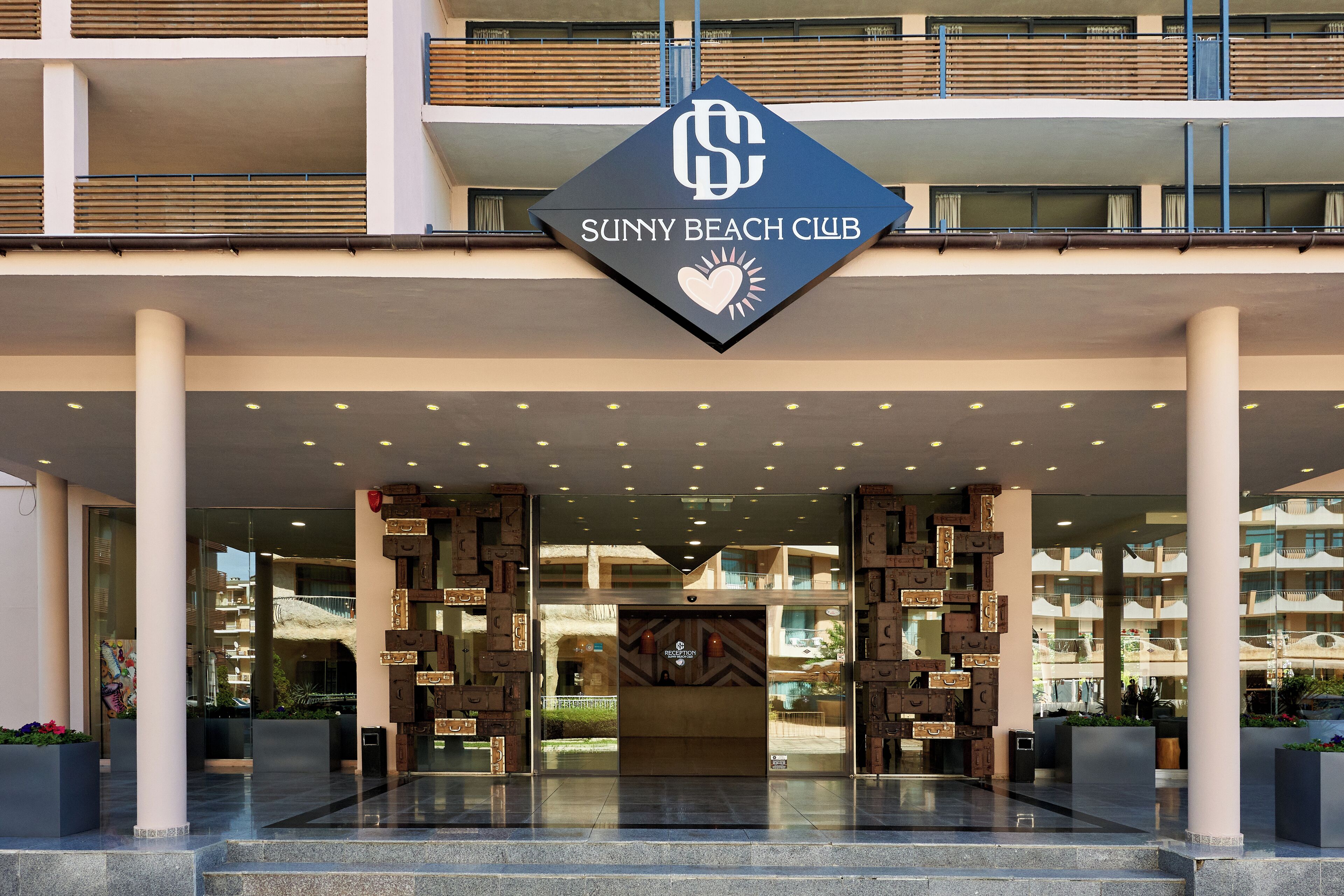 Vista frontal de la propiedad