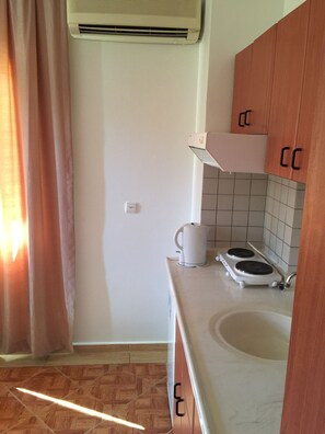 Fridge, stovetop, electric kettle, cookware/dishes/utensils - Blue Yacht Marina Apart Hotel (Marmaris)