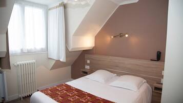 Eenpersoonskamer | Een bureau, gratis babybedden, gratis wifi, beddengoed