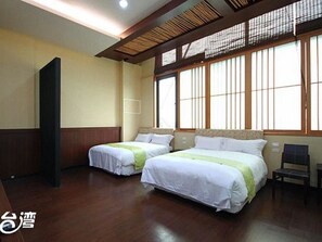 Phòng 4 Tiêu chuẩn | Bàn, giường gấp/giường phụ (phụ phí)