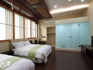 Phòng 4 Tiêu chuẩn | Bàn, giường gấp/giường phụ (phụ phí)