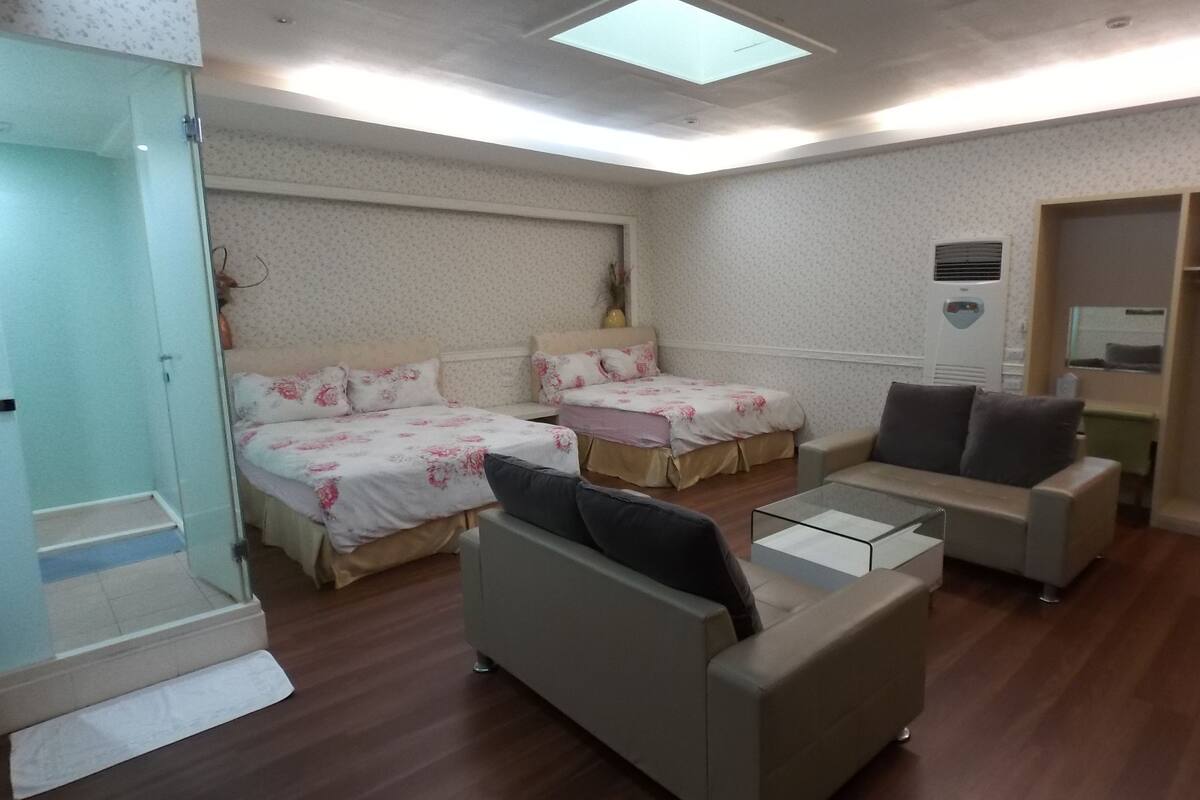 Elite Quadruple Room | Desk, rollaway beds, free WiFi