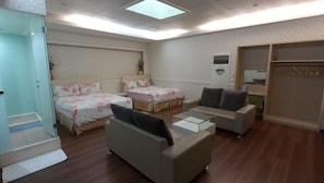 Phòng 4 Elite | Bàn, giường gấp/giường phụ (phụ phí)