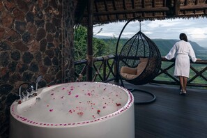 Deep-soaking bathtub - Lake Manyara Kilimamoja Lodge (Lake Manyara National Park)