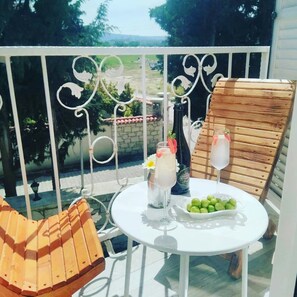 Deluxe Suite, 1 King Bed, Pool View, Poolside | Balcony