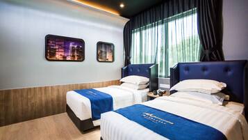Quarto de hotel com duas camas, vista para a cidade e design moderno.