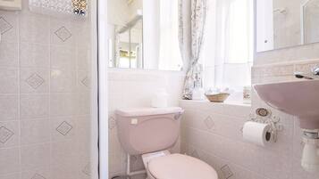 Shower, pengering rambut, sabun, dan sampo