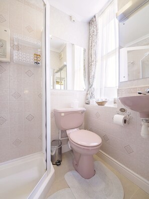 Shower, hair dryer, soap, shampoo - Braemar Guest House (Buxton)