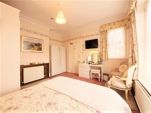 Premium bedding, individually decorated, individually furnished - Braemar Guest House (Buxton)