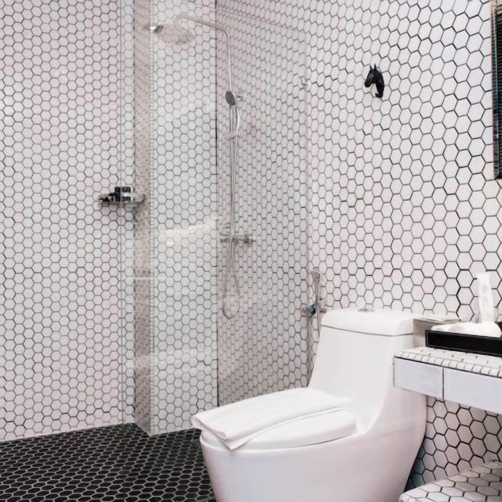 shower, rainfall showerhead, free toiletries, hair dryer