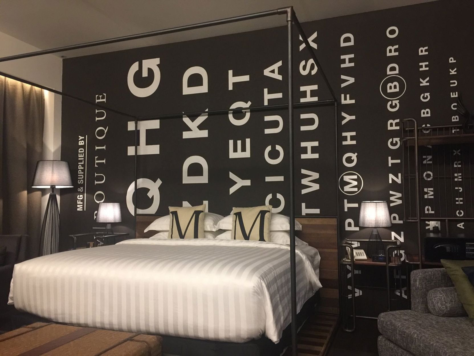 Minibar, coffre-fort, bureau, rideaux d’obscurcissement