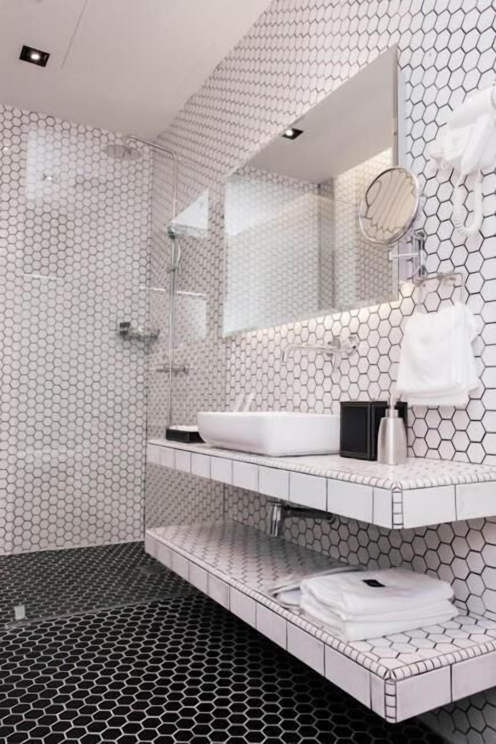 Shower, rainfall showerhead, free toiletries, hair dryer