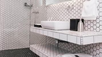 Shower, rainfall showerhead, free toiletries, hair dryer