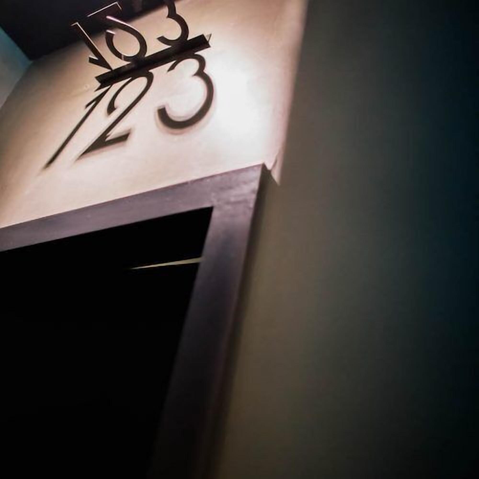 Un reloj de pared con diseño minimalista, que presenta números grandes y una estética simple y moderna.