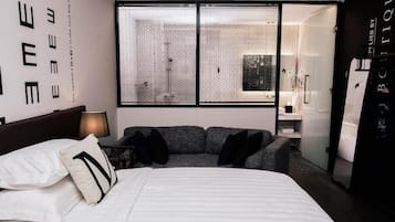 Frigobar, cofres nos quartos, escrivaninha, cortinas blackout