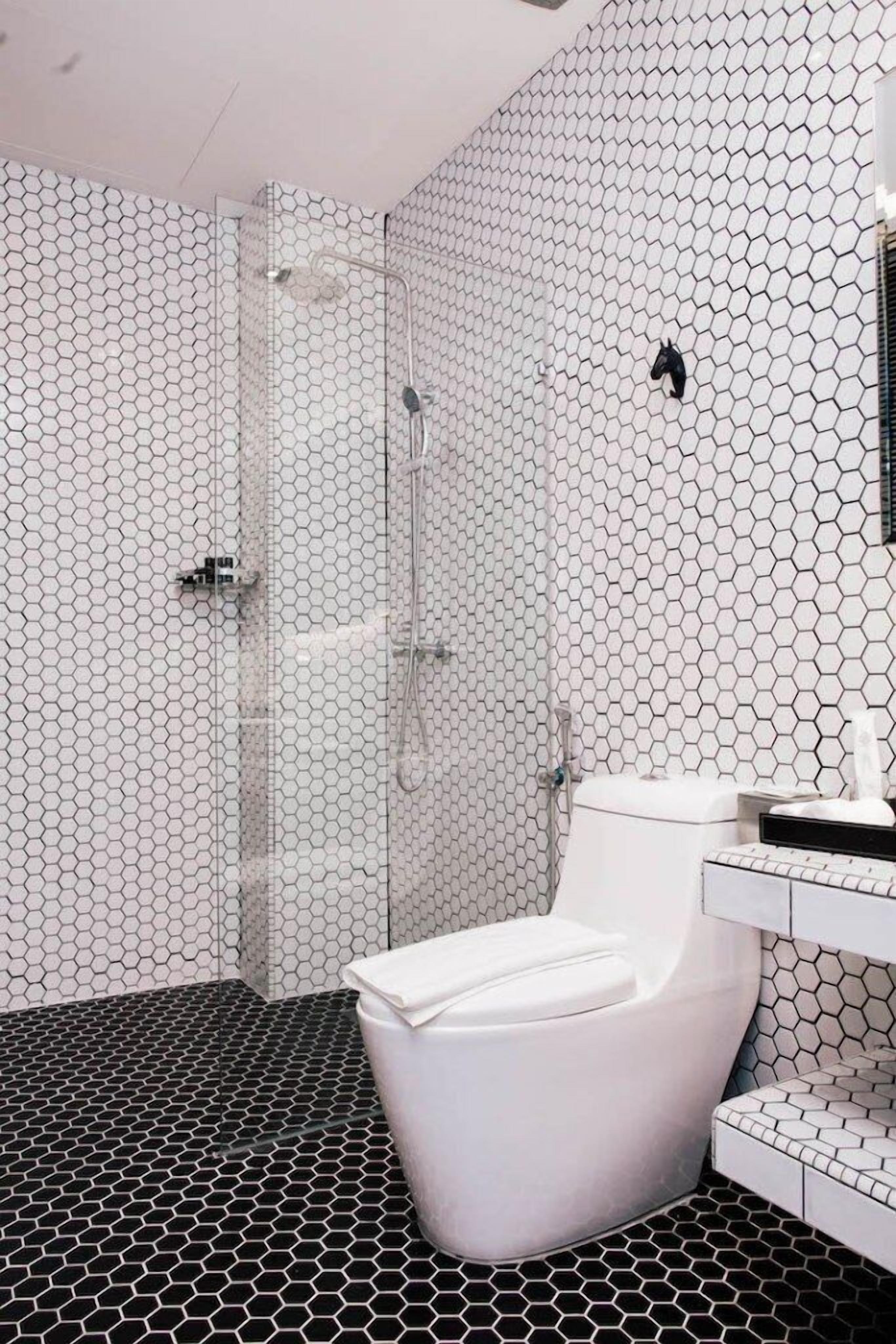 standard | bathroom | shower, rainfall showerhead, free toiletries, hair dryer