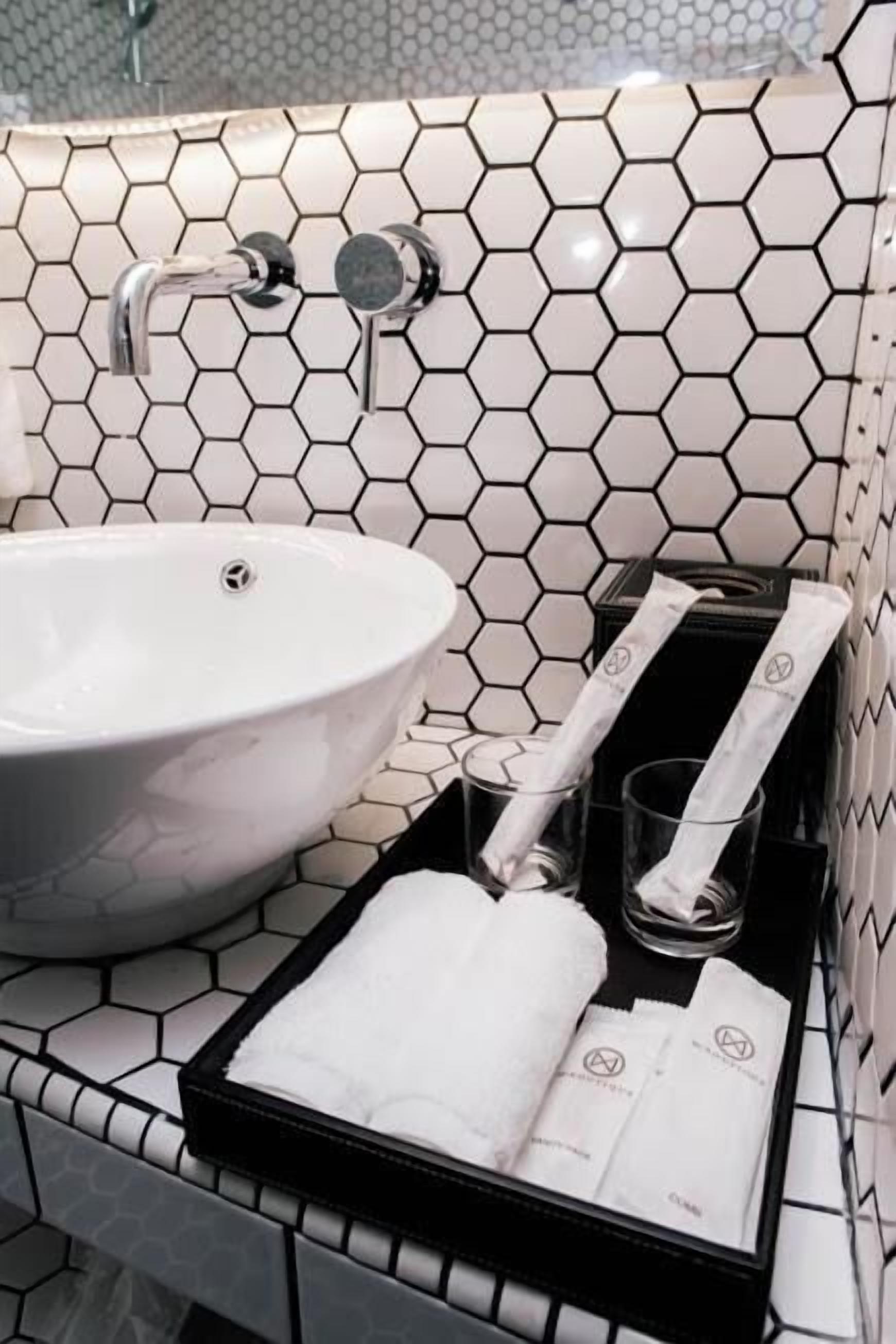 shower, rainfall showerhead, free toiletries, hair dryer