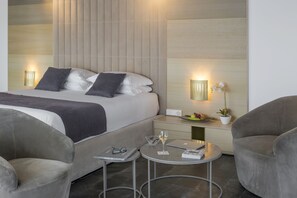 Junior Suite, Jetted Tub, Pool View