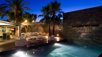 Se sirven desayunos y almuerzos; cocina española; junto a la piscina