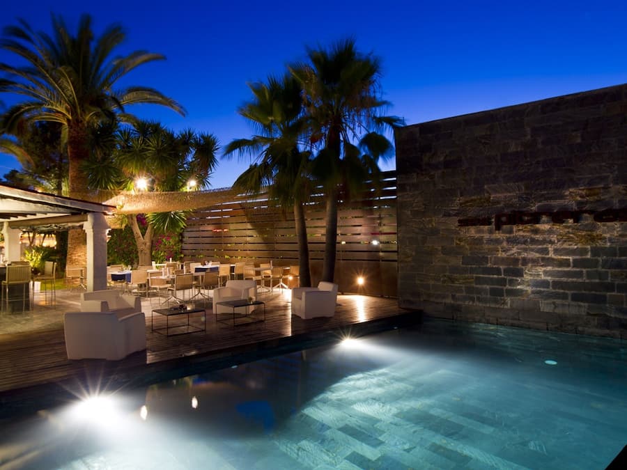 Petit déjeuner, déjeuner et dîner servis sur place, vue sur la piscine