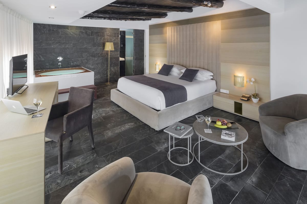 Familie suite, kamers met tussendeur, uitzicht op zwembad | 1 slaapkamer, lakens van Egyptisch katoen, luxe beddengoed, een minibar