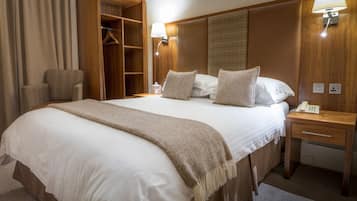 1 bedroom, hypo-allergenic bedding, desk, laptop workspace