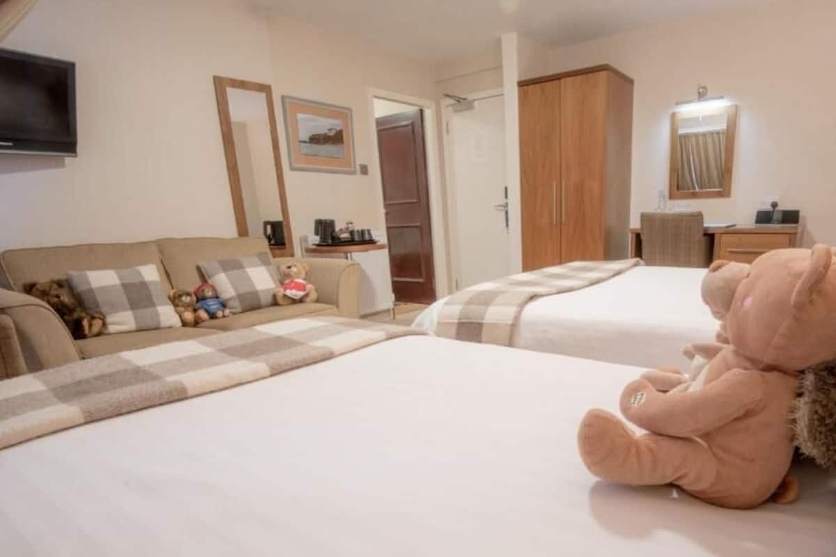 1 bedroom, hypo-allergenic bedding, desk, laptop workspace