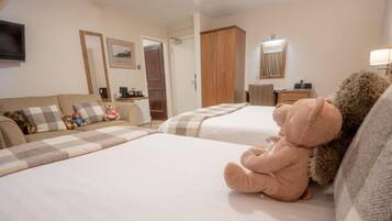 Familieværelse - flere senge | Allergivenligt sengetøj, skrivebord, arbejdsområde til bærbare computere