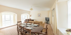 Basic House | Living area | 32-inch flat-screen TV with digital channels, TV, books - Mackays Hotel Wick (Wick)